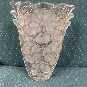 Mikasa’s Studio Nova Line Clear Floral Glass Vase in pansies